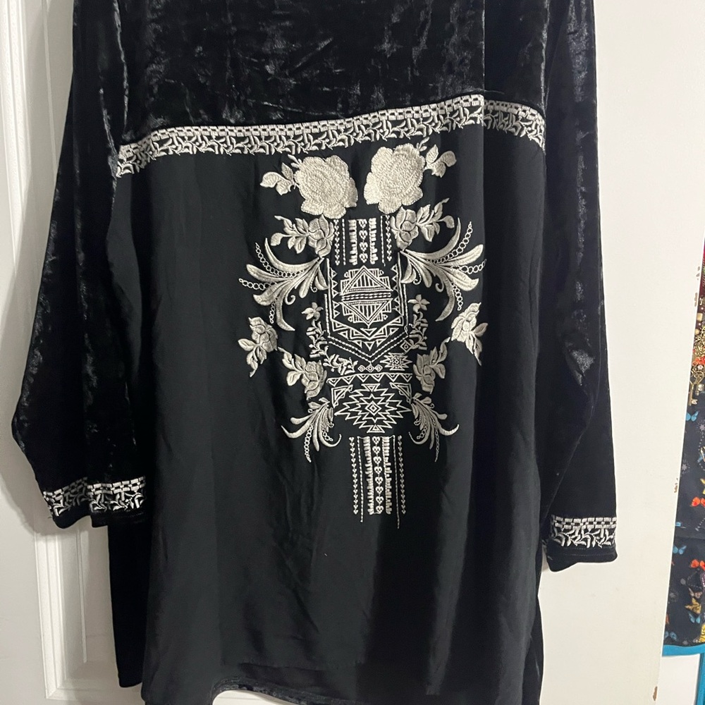 ANDRE BY UNIT Black Velvet Blouse with Silver Details - Picture 3 of 5